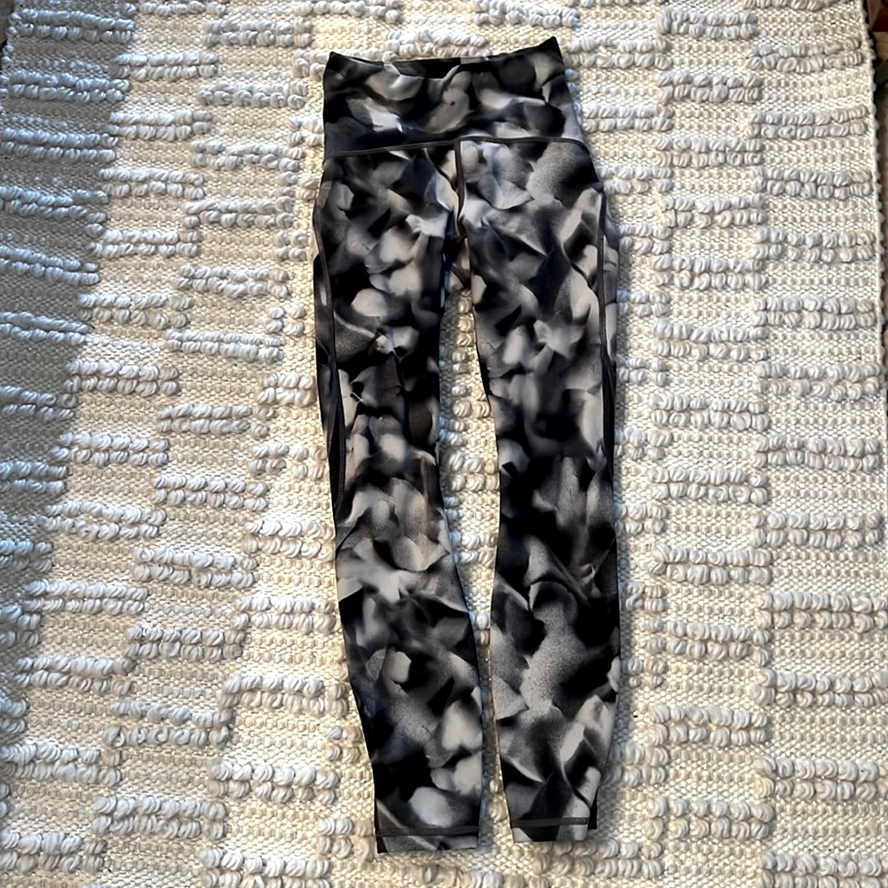 Lulu lemon train times 7/8 pant.Blush blossom alpine white black/black,Yoga pant